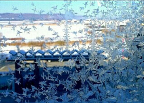 雪之舞：凝华还是凝固？探寻凝固与凝华在雪花中的神秘交织